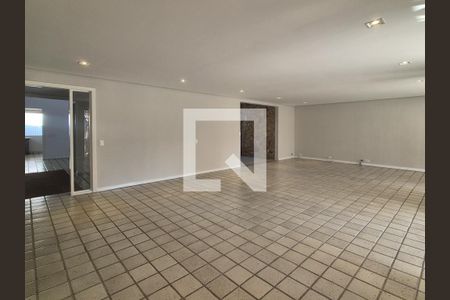 Sala de casa de condomínio para alugar com 5 quartos, 715m² em Barra da Tijuca, Rio de Janeiro