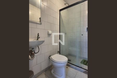 Casa de condomínio para alugar com 715m², 5 quartos e 4 vagas Casa de condomínio para alugar com 715m², 5 quartos e 4 vagasBanheiro de Serviço