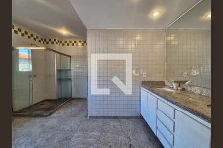 Casa de condomínio para alugar com 715m², 5 quartos e 4 vagas Casa de condomínio para alugar com 715m², 5 quartos e 4 vagasBanheiro da Suíte 2
