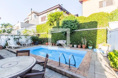 Casa de condomínio à venda com 300m², 4 quartos e 4 vagas Casa de condomínio à venda com 300m², 4 quartos e 4 vagasVaranda