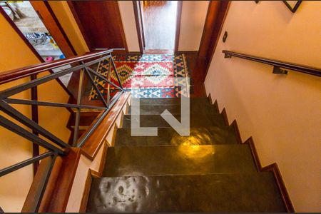 Casa de condomínio à venda com 300m², 4 quartos e 4 vagas Casa de condomínio à venda com 300m², 4 quartos e 4 vagasEscada