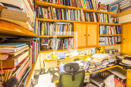 Casa de condomínio à venda com 300m², 4 quartos e 4 vagas Casa de condomínio à venda com 300m², 4 quartos e 4 vagasEscritório