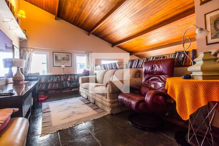 Casa de condomínio à venda com 300m², 4 quartos e 4 vagas Casa de condomínio à venda com 300m², 4 quartos e 4 vagasSala de TV