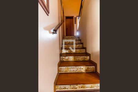 Casa de condomínio à venda com 300m², 4 quartos e 4 vagas Casa de condomínio à venda com 300m², 4 quartos e 4 vagasEscada