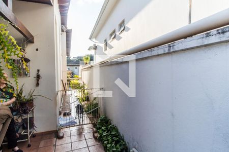 Casa de condomínio à venda com 300m², 4 quartos e 4 vagas Casa de condomínio à venda com 300m², 4 quartos e 4 vagasEntrada