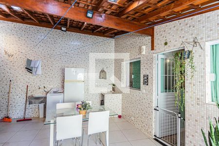 Casa à venda com 230m², 4 quartos e 2 vagasÁrea de serviço e quintal - edícula