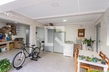 Casa à venda com 230m², 4 quartos e 2 vagasÁrea de serviço e quintal com churrasqueira