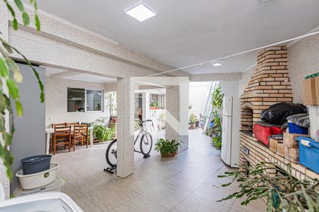 Casa à venda com 230m², 4 quartos e 2 vagasÁrea de serviço e quintal com churrasqueira