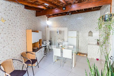 Casa à venda com 230m², 4 quartos e 2 vagasÁrea de serviço e quintal - edícula