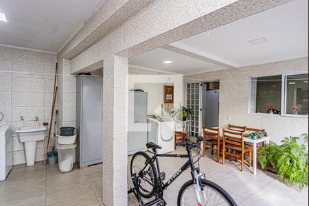 Casa à venda com 230m², 4 quartos e 2 vagasÁrea de serviço e quintal com churrasqueira