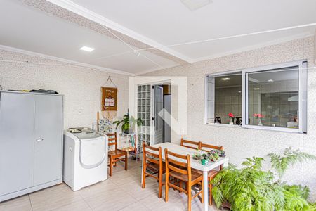 Casa à venda com 230m², 4 quartos e 2 vagasÁrea de serviço e quintal com churrasqueira