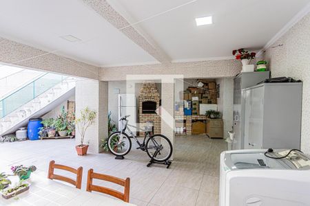 Casa à venda com 230m², 4 quartos e 2 vagasÁrea de serviço e quintal com churrasqueira