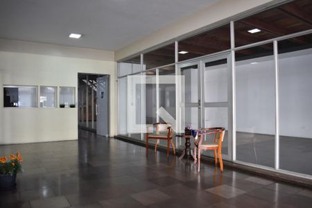 Hall de entrada de apartamento para alugar com 1 quarto, 54m² em Centro, Curitiba