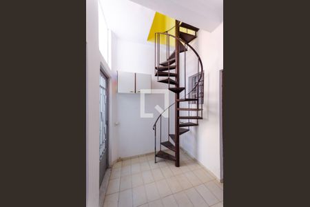 Casa à venda com 170m², 3 quartos e 4 vagasEscada