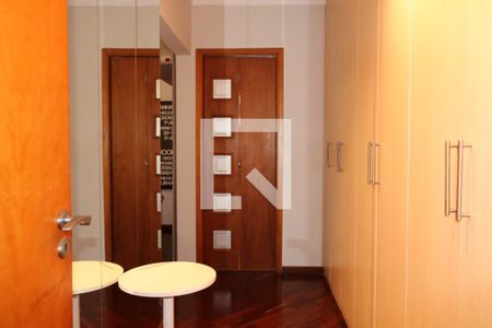 Casa à venda com 184m², 4 quartos e 3 vagasSuíte - Armários