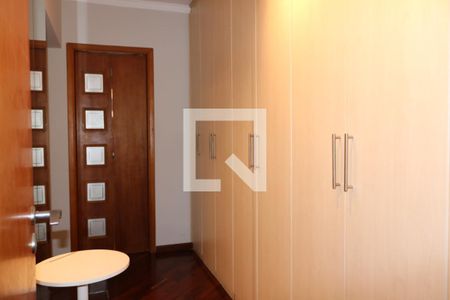 Casa à venda com 184m², 4 quartos e 3 vagasSuíte - Armários