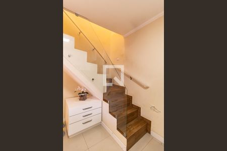 Escada de casa para alugar com 2 quartos, 150m² em Vila Cristália, São Paulo