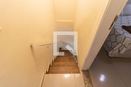 Escada de casa para alugar com 2 quartos, 150m² em Vila Cristália, São Paulo