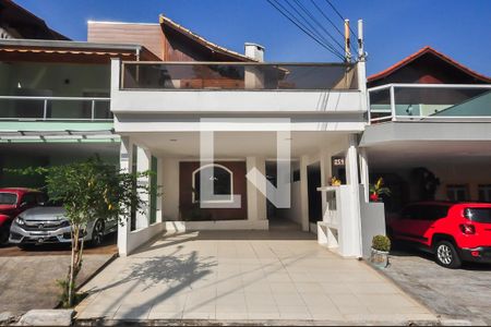 Casa de condomínio para alugar com 160m², 3 quartos e 2 vagasFachada