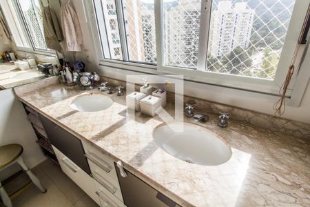 Apartamento à venda com 92m², 2 quartos e 2 vagasDetalhe do Banheiro da Suite