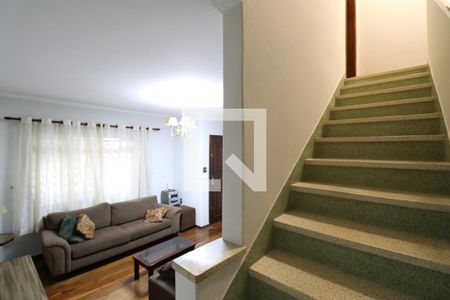 Casa para alugar com 80m², 2 quartos e sem vagaEscada