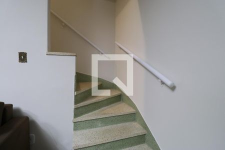 Casa para alugar com 80m², 2 quartos e sem vagaEscada