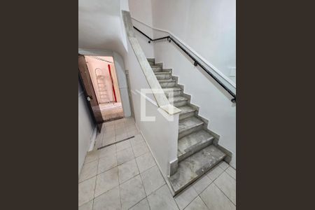 Apartamento para alugar com 80m², 2 quartos e sem vagaEscada de Acesso ao Imóvel