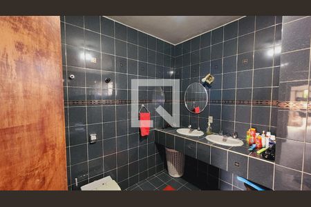 Casa de condomínio à venda com 440m², 5 quartos e 8 vagas Casa de condomínio à venda com 440m², 5 quartos e 8 vagasBanheiro 2