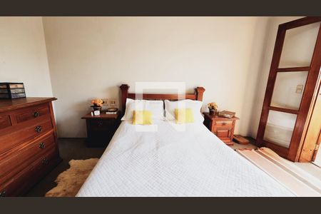 Casa de condomínio à venda com 440m², 5 quartos e 8 vagas Casa de condomínio à venda com 440m², 5 quartos e 8 vagasQuarto 4