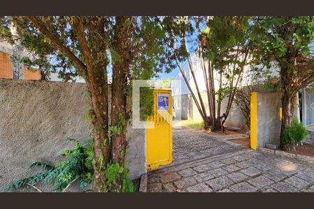 Casa de condomínio à venda com 440m², 5 quartos e 8 vagas Casa de condomínio à venda com 440m², 5 quartos e 8 vagasFachada