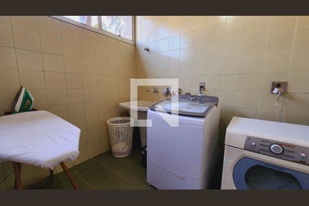 Casa de condomínio à venda com 440m², 5 quartos e 8 vagas Casa de condomínio à venda com 440m², 5 quartos e 8 vagasLavanderia