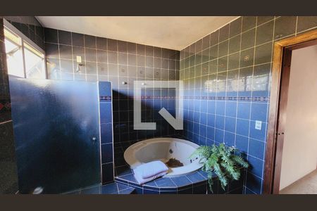 Casa de condomínio à venda com 440m², 5 quartos e 8 vagas Casa de condomínio à venda com 440m², 5 quartos e 8 vagasBanheiro 2