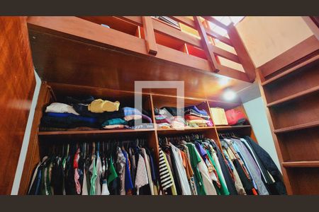 Casa de condomínio à venda com 440m², 5 quartos e 8 vagas Casa de condomínio à venda com 440m², 5 quartos e 8 vagasCloset 2