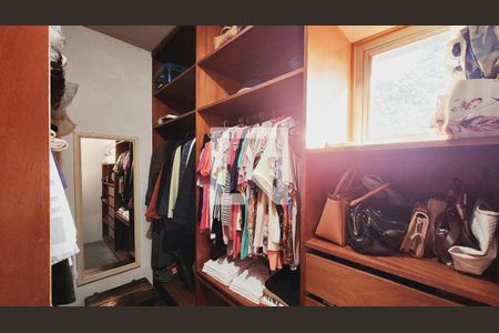 Casa de condomínio à venda com 440m², 5 quartos e 8 vagas Casa de condomínio à venda com 440m², 5 quartos e 8 vagasCloset 1