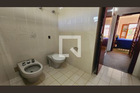 Casa de condomínio à venda com 440m², 5 quartos e 8 vagas Casa de condomínio à venda com 440m², 5 quartos e 8 vagasBanheiro 3