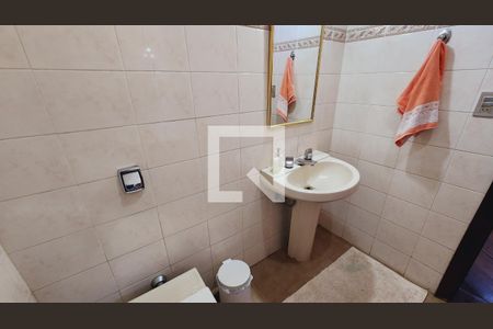 Casa de condomínio à venda com 440m², 5 quartos e 8 vagas Casa de condomínio à venda com 440m², 5 quartos e 8 vagasBanheiro