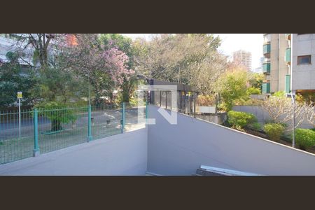 Sala - Vista de apartamento para alugar com 3 quartos, 120m² em Petrópolis, Porto Alegre