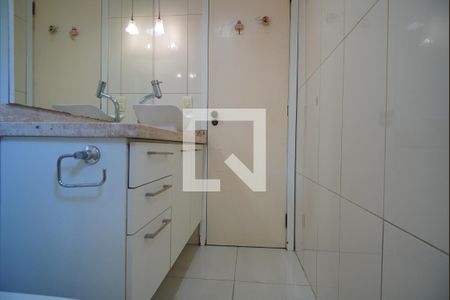 Banheiro da Suíte de apartamento para alugar com 3 quartos, 120m² em Petrópolis, Porto Alegre