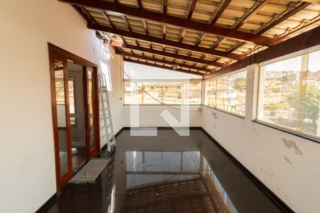 Casa à venda com 250m², 3 quartos e sem vaga Casa à venda com 250m², 3 quartos e sem vagaTerraço