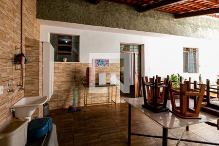 Varanda  de casa para alugar com 3 quartos, 232m² em Vila Amaral, Belo Horizonte