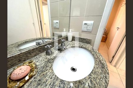 Apartamento à venda com 77m², 3 quartos e 2 vagas Apartamento à venda com 77m², 3 quartos e 2 vagasBanheiro Corredor