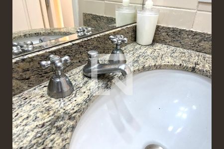 Apartamento à venda com 77m², 3 quartos e 2 vagas Apartamento à venda com 77m², 3 quartos e 2 vagasBanheiro Corredor