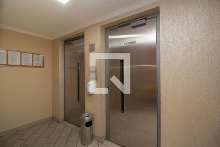 Apartamento para alugar com 81m², 2 quartos e 1 vaga Apartamento para alugar com 81m², 2 quartos e 1 vagaHall social - Elevadores