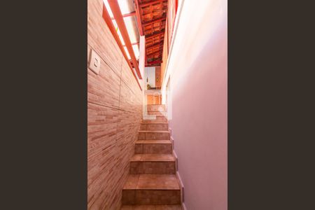 Casa à venda com 111m², 3 quartos e 2 vagasEscada