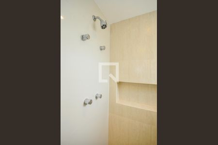 Apartamento à venda com 110m², 2 quartos e 2 vagasChuveiro do Banheiro da Suíte 