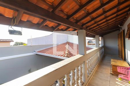 Casa à venda com 299m², 3 quartos e 3 vagas Casa à venda com 299m², 3 quartos e 3 vagasVaranda