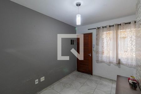 Sala de casa de condomínio para alugar com 2 quartos, 60m² em Vila Carmosina, São Paulo