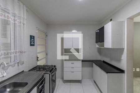 Cozinha de casa de condomínio para alugar com 2 quartos, 60m² em Vila Carmosina, São Paulo