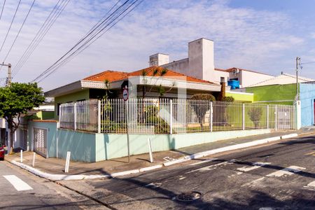 Casa para alugar com 300m², 3 quartos e 4 vagasFachada