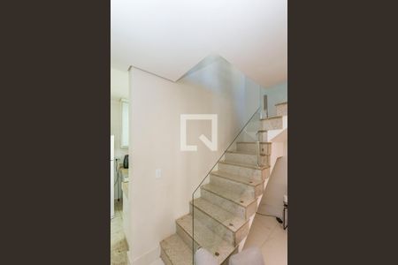 Apartamento para alugar com 140m², 3 quartos e 2 vagas Apartamento para alugar com 140m², 3 quartos e 2 vagasEscada